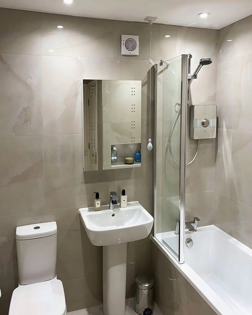 Bathroom with a shower bath and screen, a pedestal basin and a close-coupled toilet