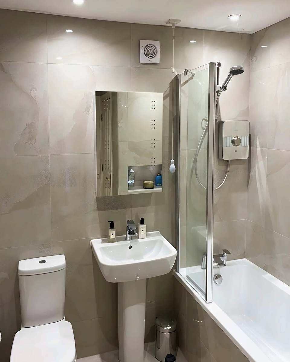 Bathroom with a shower bath and screen, a pedestal basin and a close-coupled toilet